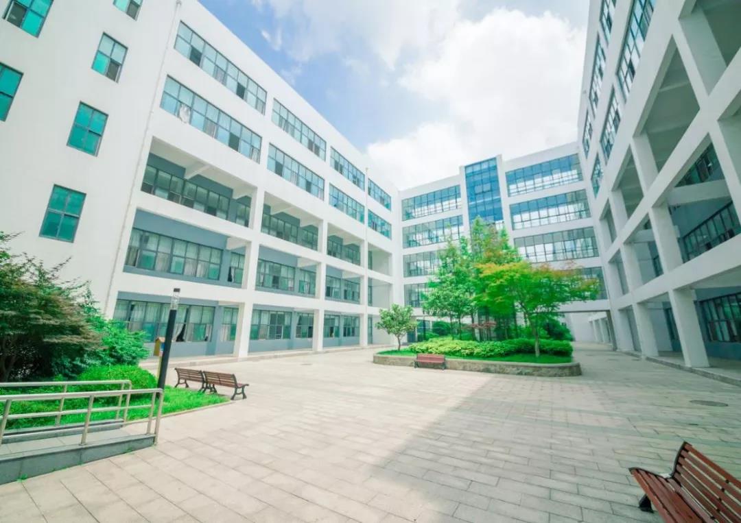 宝藏图书馆、网红食堂、四季如画的超美校园！中国石油大学（华东）等你回家