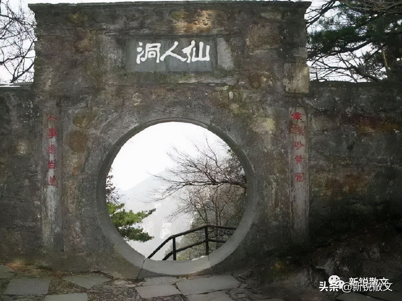 雾庐山，雾涨潮涌的云烟，总给人诗外的遐想，改变了我们的眼神