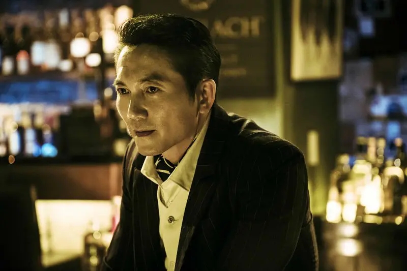 黑帮大佬高捷是个有人情味的老大,不愿仇杀令小弟们惨死,一心维护江湖