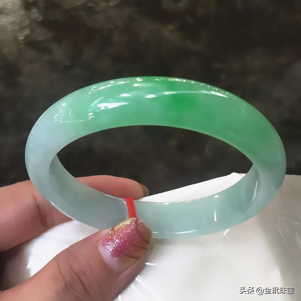 玉手镯你是怎么戴的？玉镯不双戴或富贵戴双镯，哪一种才是对的？