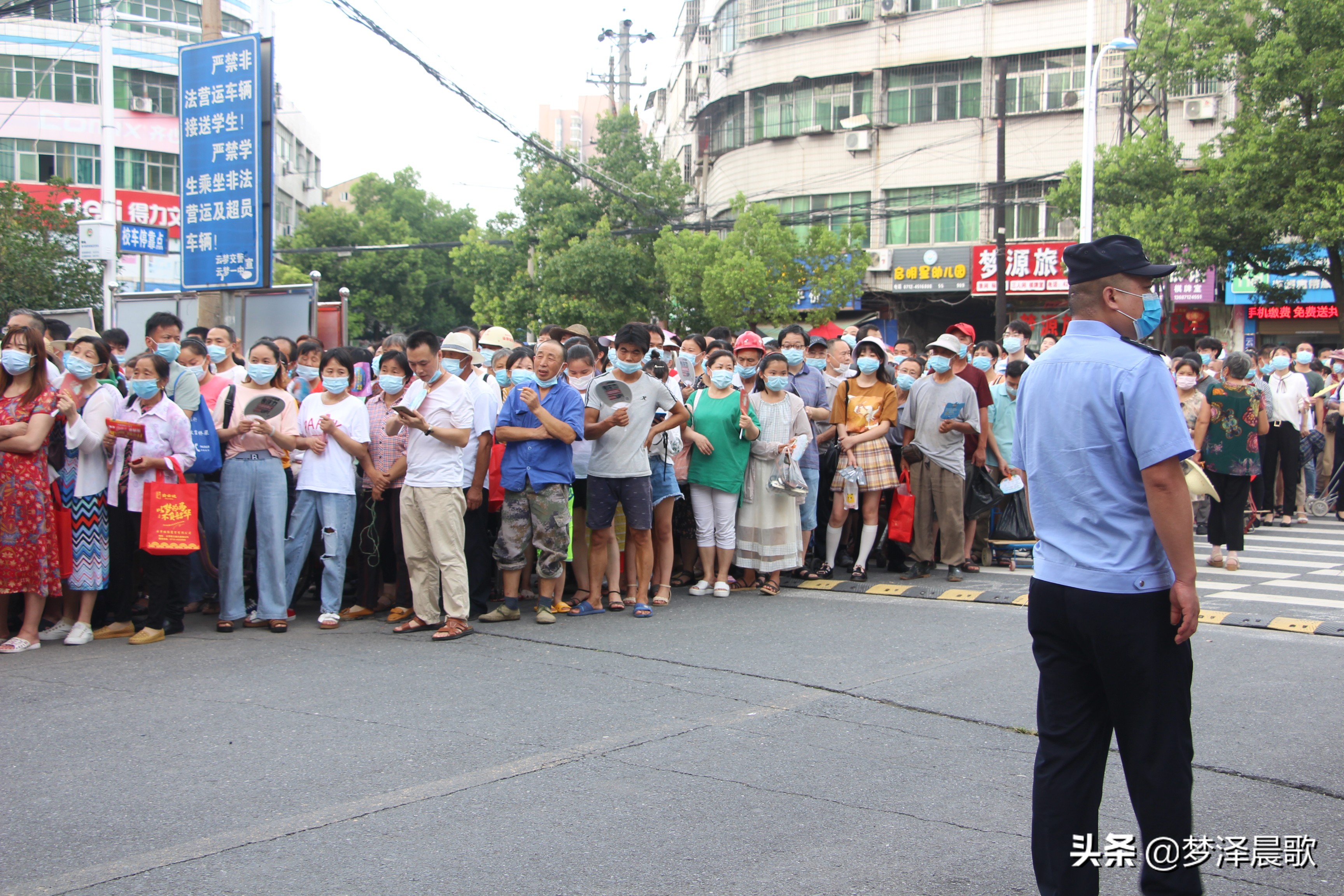 高考结束考生有序离开校园
