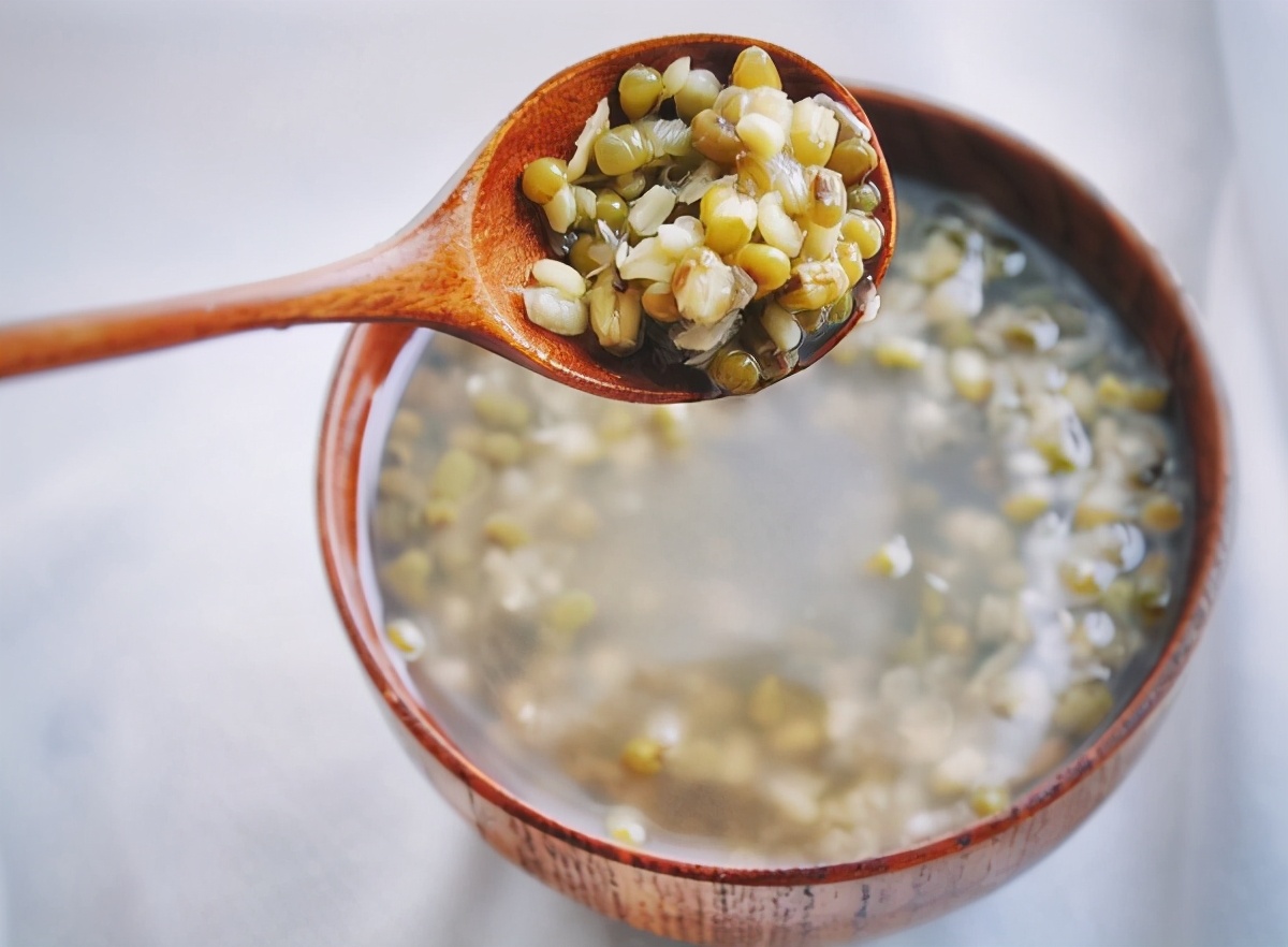 煮绿豆汤,直接下锅煮不对,大厨教你一招,粒粒开花,清凉又解渴