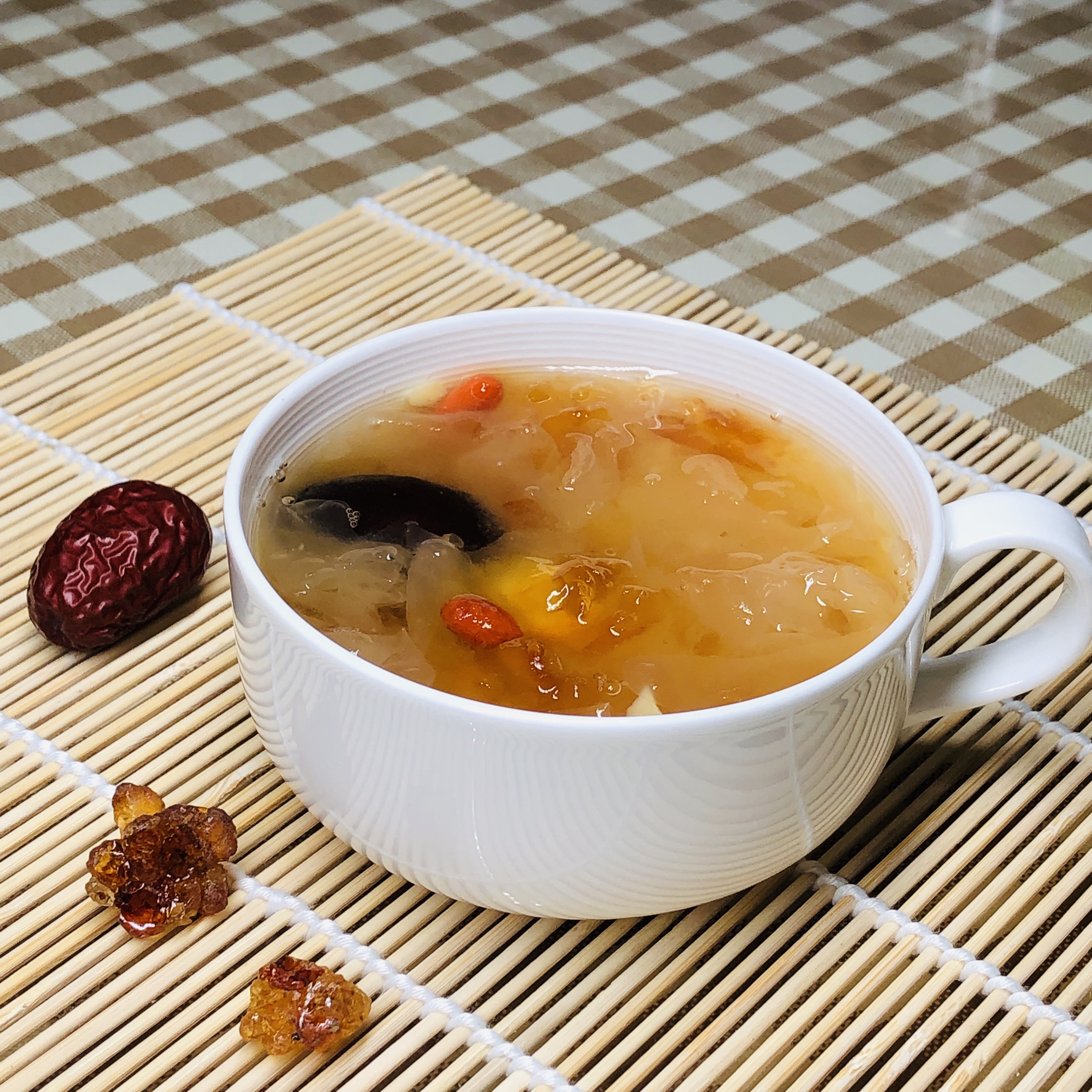 桃胶莲子银耳羹,我的美容佳品,每天一碗,养出美丽好容颜