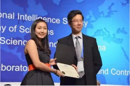 郑州大学“美女院长”，28岁任职副教授，网友：美貌与智慧并存