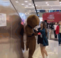 搞笑GIF开心一刻：椅子很实用，在后备箱放一个，以备不时之需