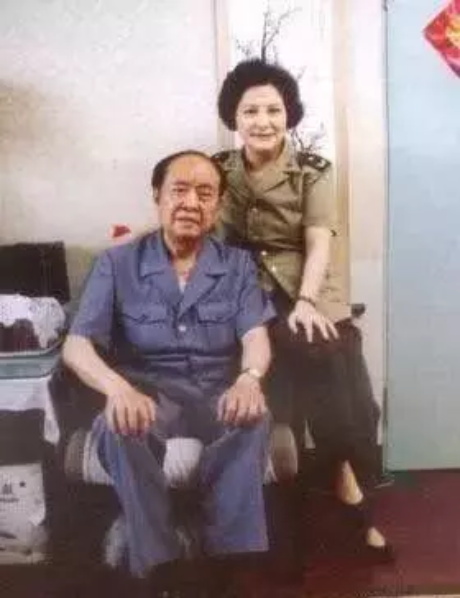他是武警部队总政委，当过省委书记，娶元帅女儿为妻，妻子是将军