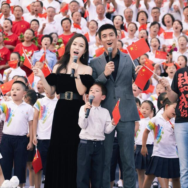 霍思燕一家三口走机场，7岁嗯哼长高太多，独自拖行李成小男子汉
