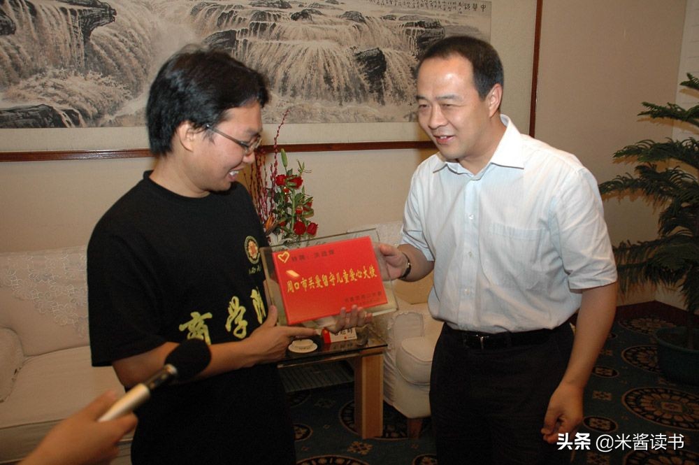 23年前，打工挣学费，带着妹妹上大学的河南男孩，如今怎样