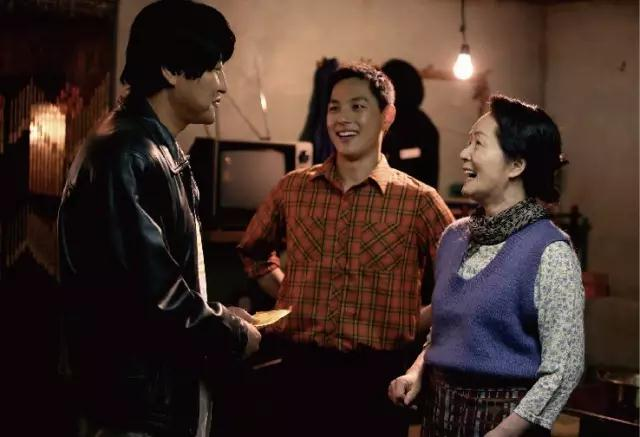 坚持反思社会现实，为正义而活的《辩护人》告诉你韩影成功的原因