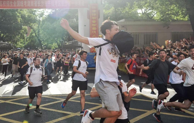 高考“大年小年”啥意思？2021大概率是“小年”，分数线有望下调