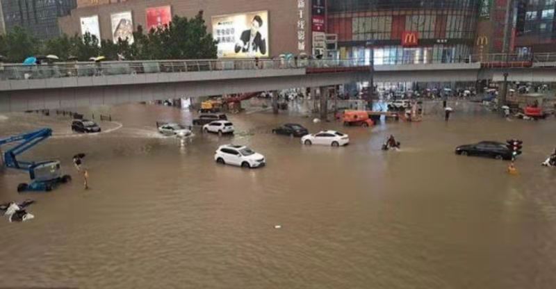 郑州暴雨围城，有游客称酒店爆满涨价，挖掘机司机吐槽“冒雨拖14辆车挣630元被批做人不地道”