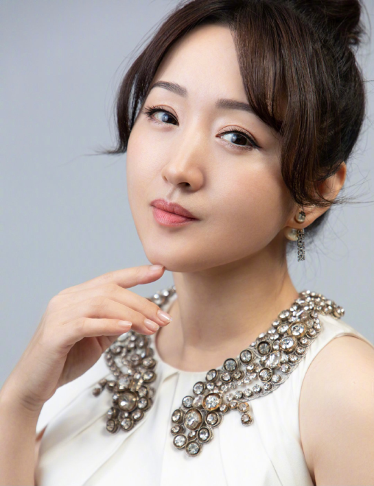 看到她第一次上央视照片时,网友:长在我的审美上