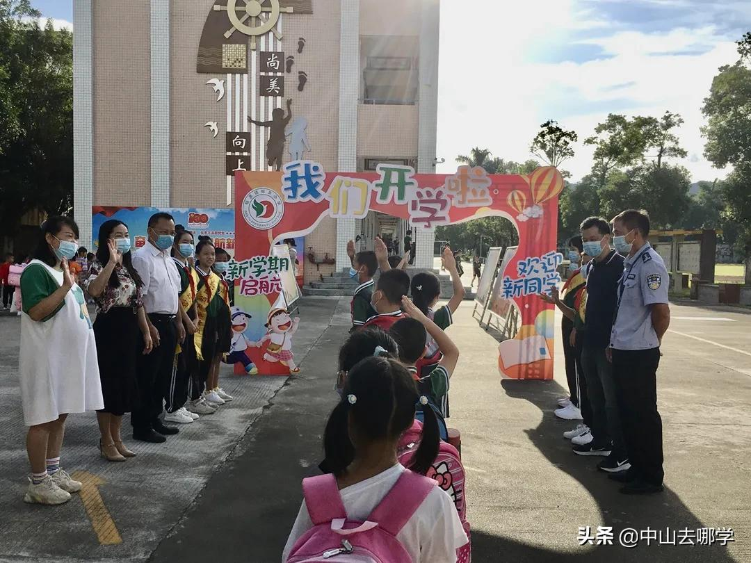 开学啦！现场多图预警：妈趴窗，爹爬墙，脸贴地！场面过于欢乐