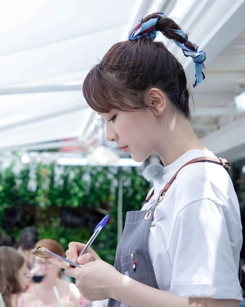 日益流行的发带，这样的扎法值得学习，精致少女很有活力