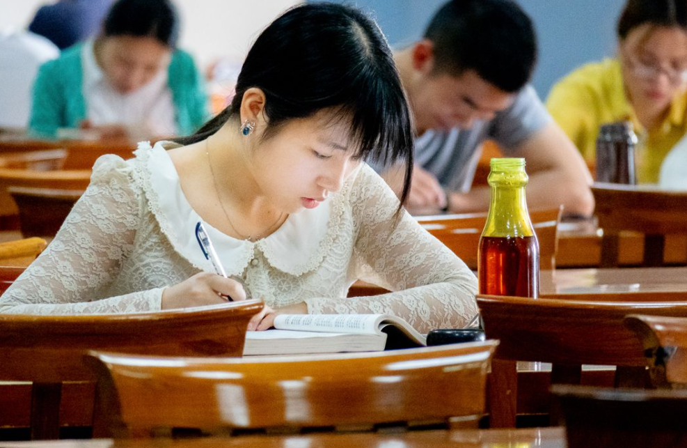 又一女神级学霸火了，“双非”高校保研清华，妥妥的励志剧女主