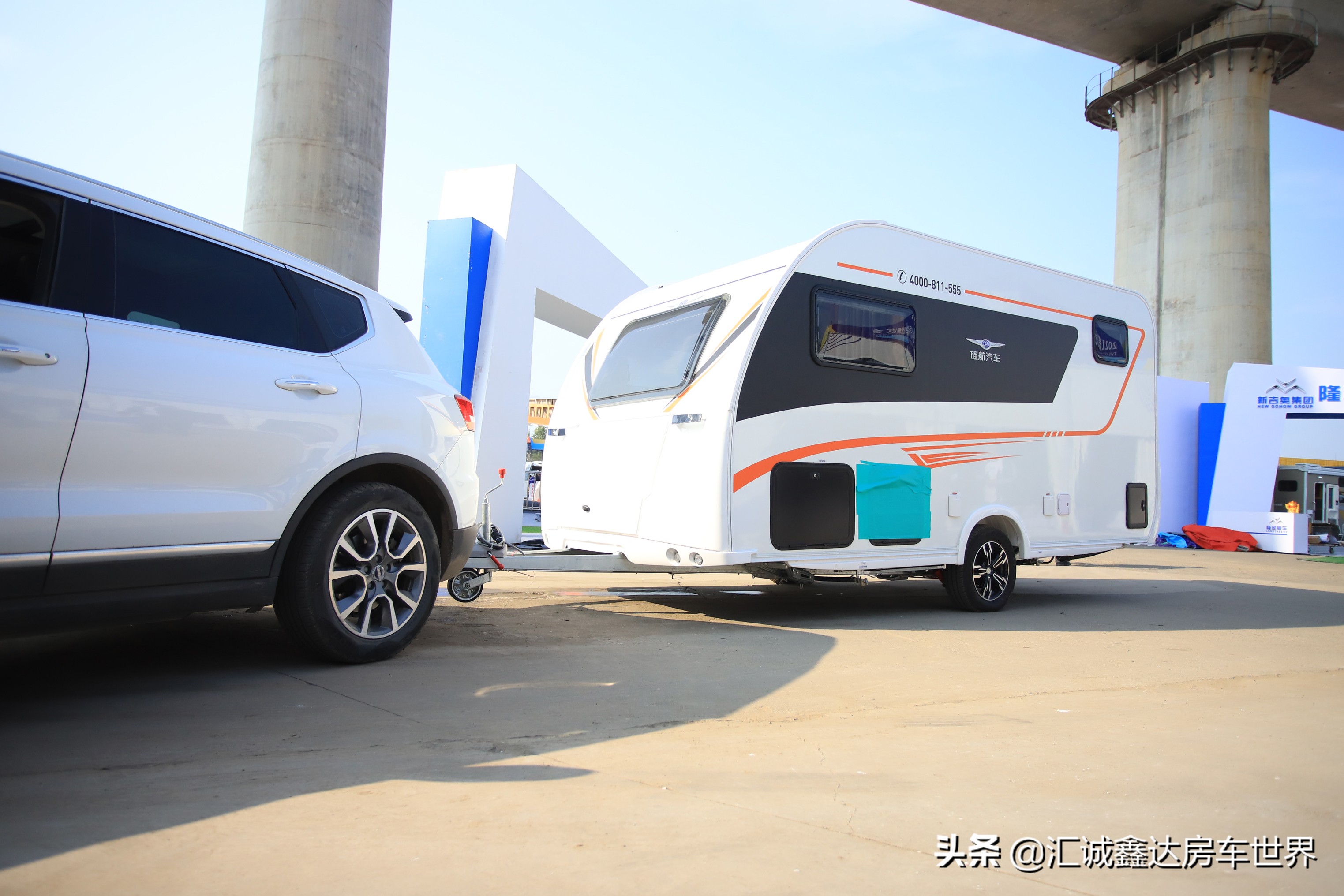 国产新型轻量化顶配拖挂房车67长62米变色龙车身配木质内饰