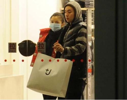 超女何洁的劲爆情史，和释小龙分手后高调嫁人，与前夫互爆黑料