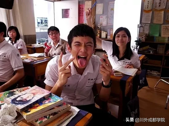 复刻电影画面！快夸四川外国语大学成都学院的这波神操作