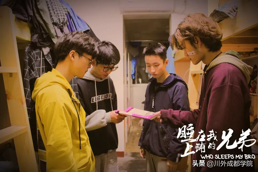 复刻电影画面！快夸四川外国语大学成都学院的这波神操作