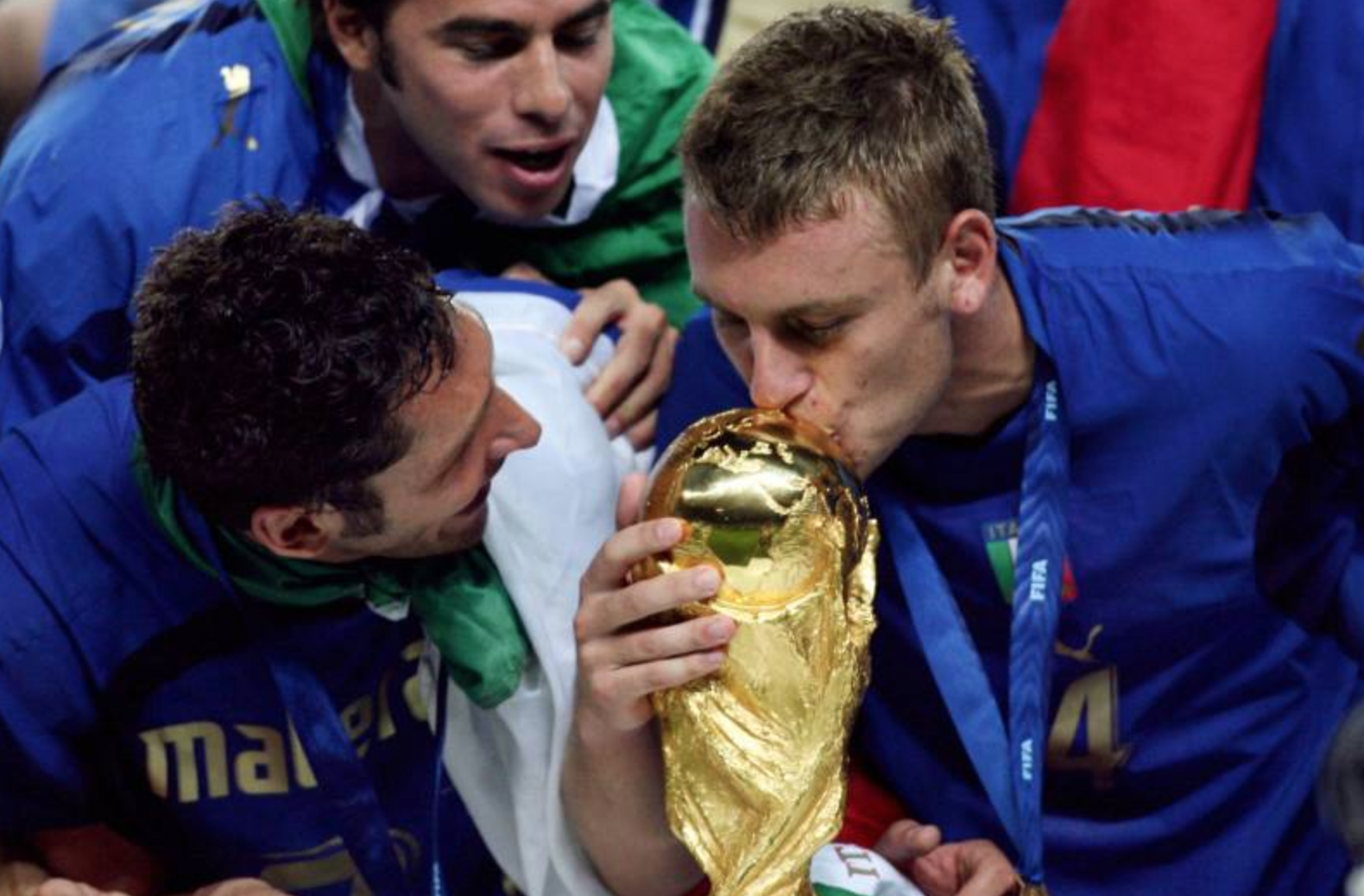 德罗西2006世界杯(再见2006年的蓝衣奇迹！德罗西宣布退役，一代人告别青春)