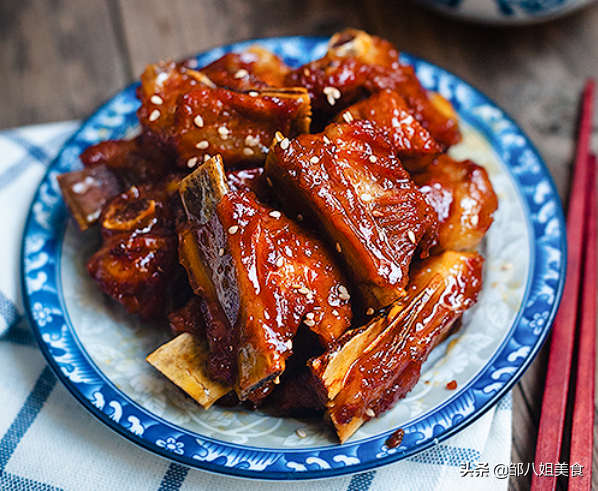 酸甜排骨怎么做美味（糖醋排骨这样做酸甜适口）