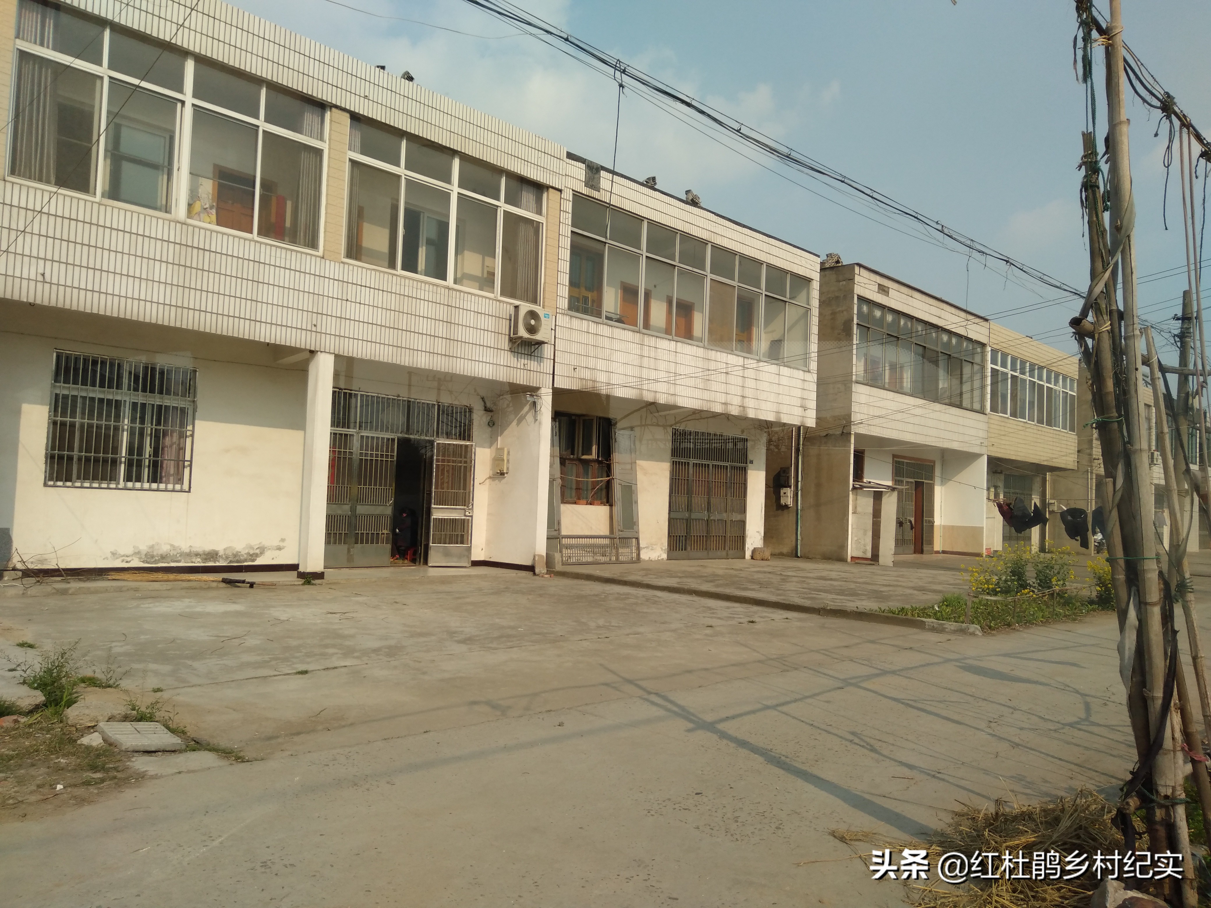 实拍苏中某村24年前的统建房，全村1排2户1栋，现在处于尴尬地位