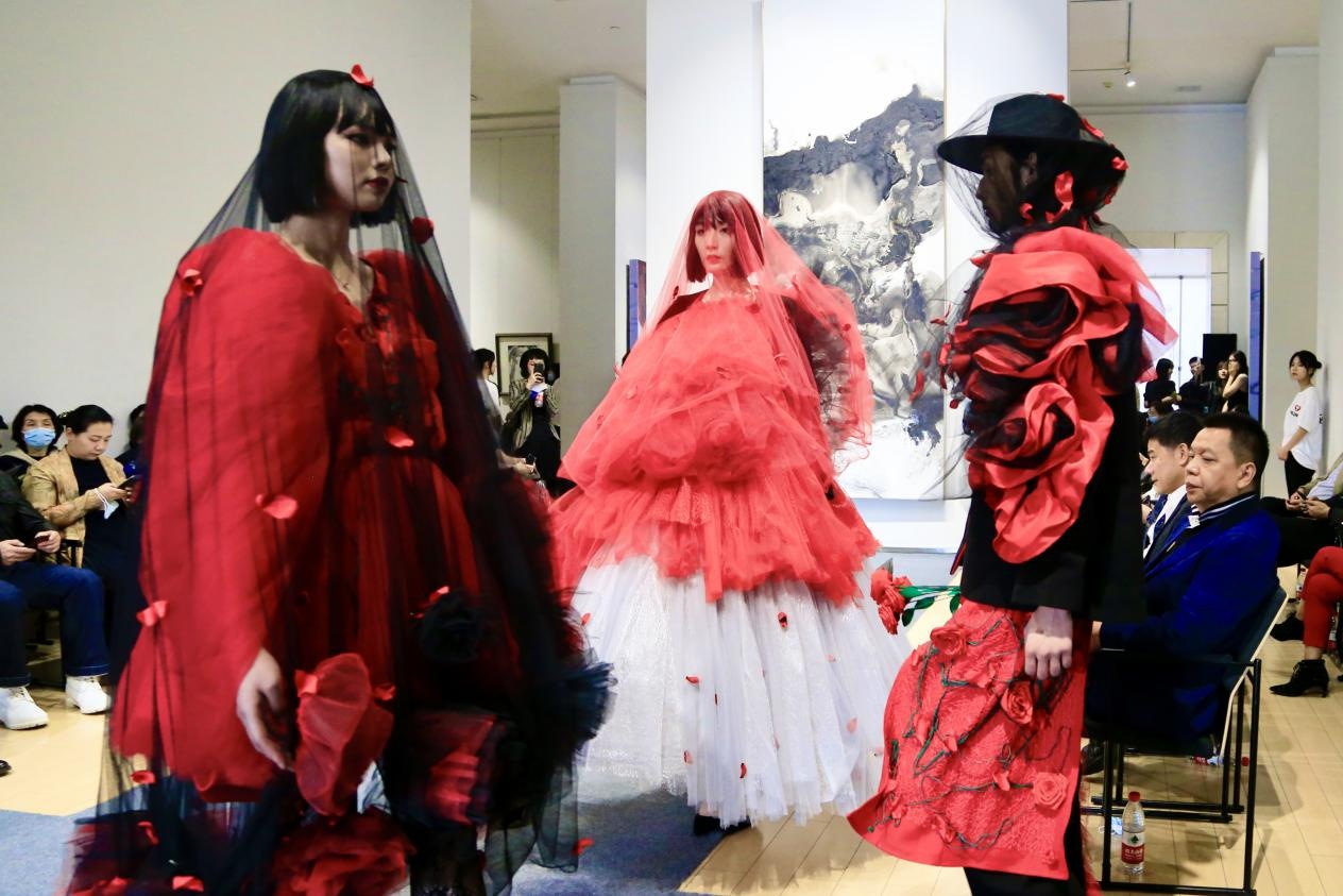“最美美术馆”遇见“最美服装秀”江汉大学STYLE SHOW项目式教学成果展首秀圆满举行