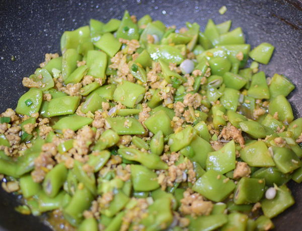 家常菜"肉末炒扁豆",清香味美健脾止泻,老人小孩都喜欢吃