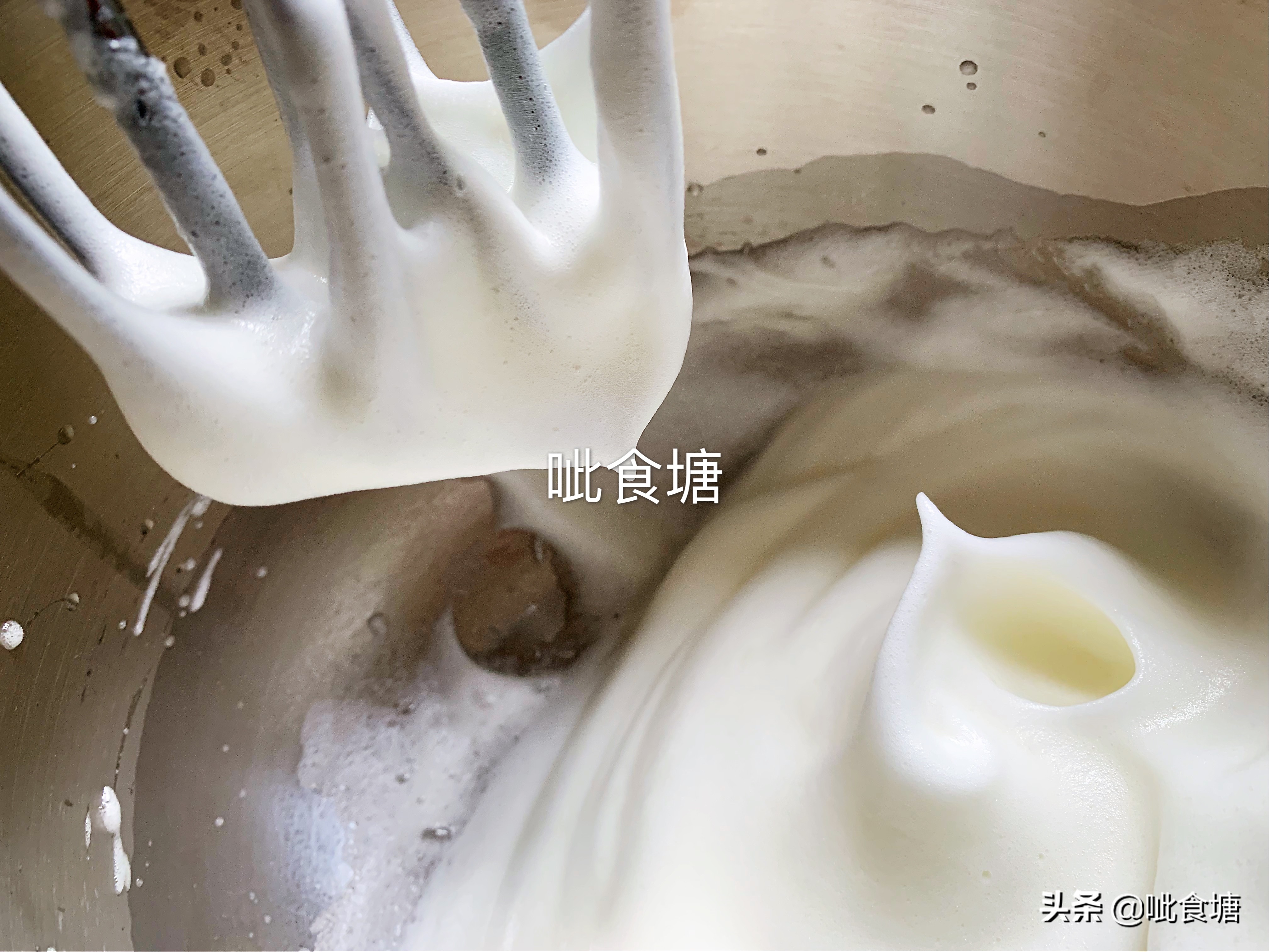 电饭煲做蛋糕，不回缩不开裂，做法简单又松软，实用技巧全在这里