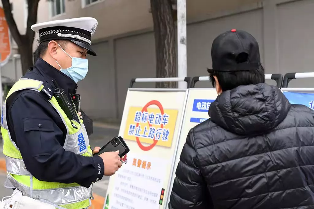 交警严查超标电动车违法上路！