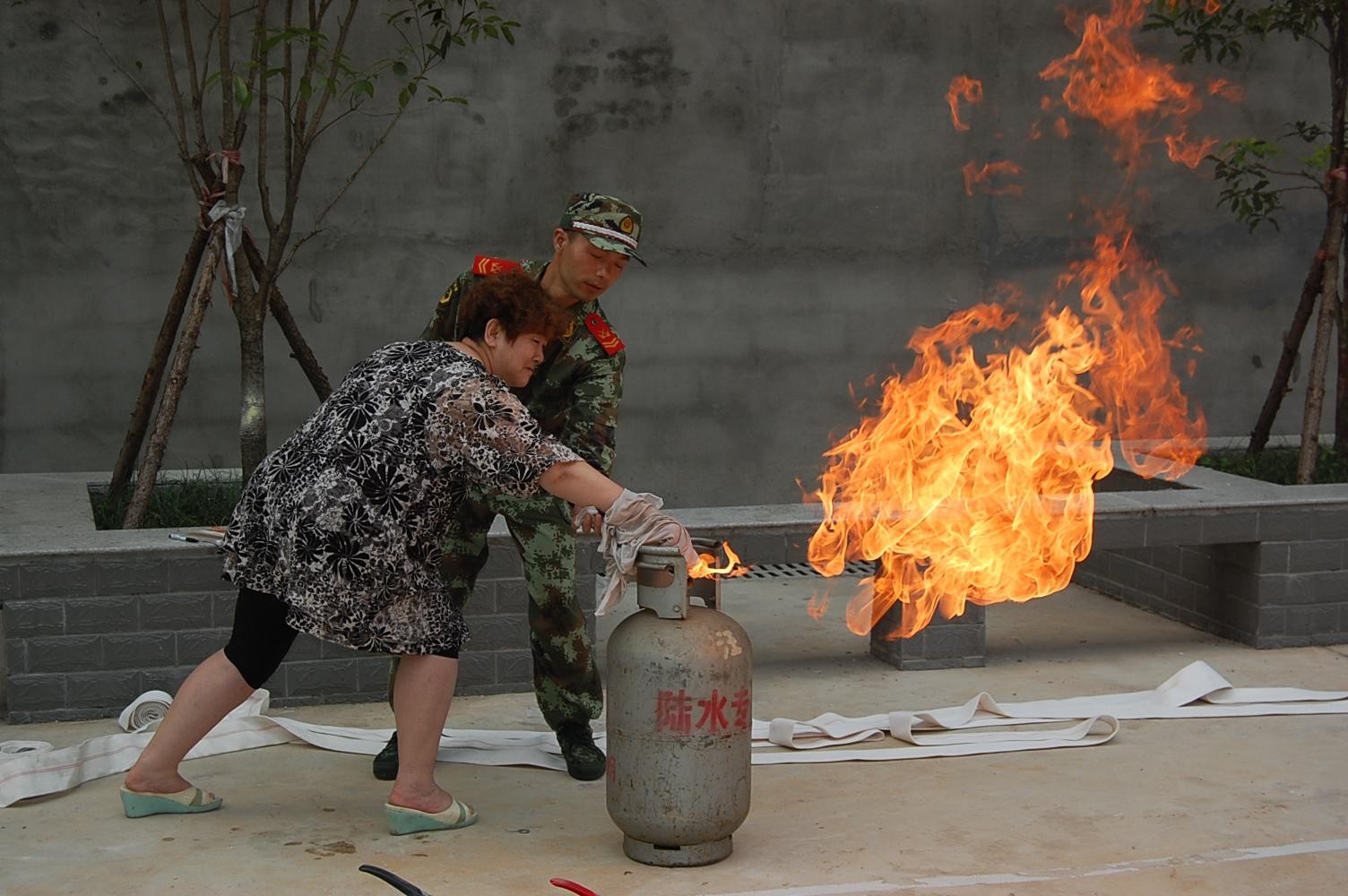 太可怕了！一罐煤气相当于3000颗手榴弹？煤气着火该如何正确操作