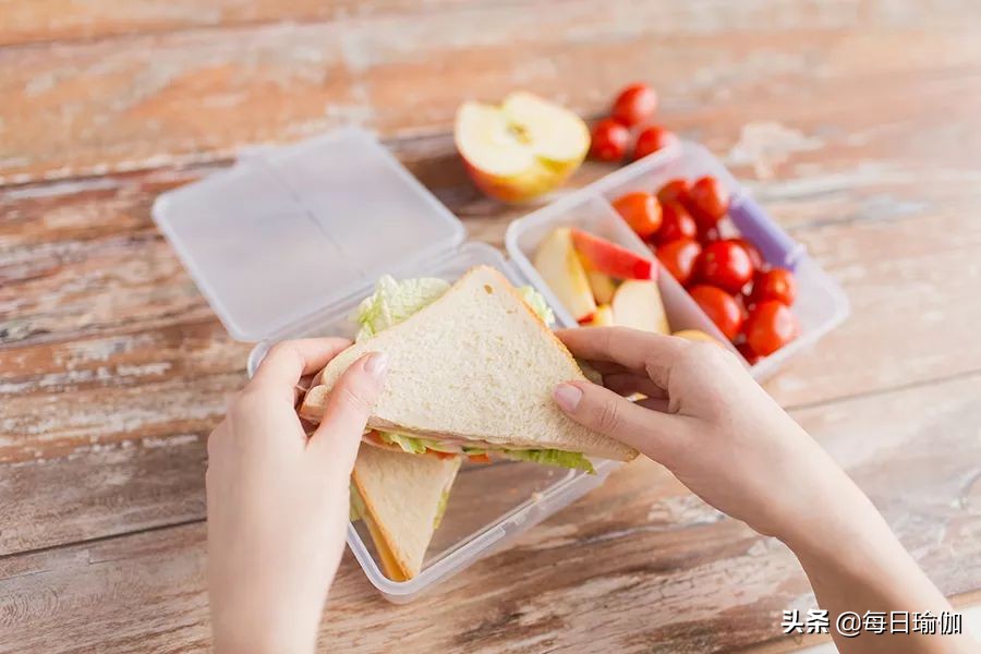 在瑜伽训练期间，我们应该如何饮食？