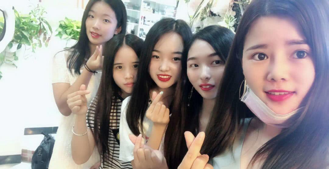 当代女大学生的“迷惑发型”，被钢铁直男调侃：乍一看好像我奶奶