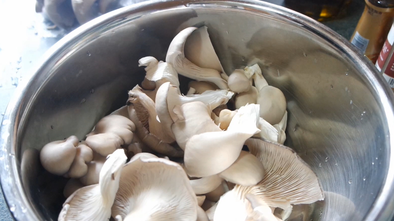 平菇这样做，实在太香了，营养美味，一大盘上桌不够吃