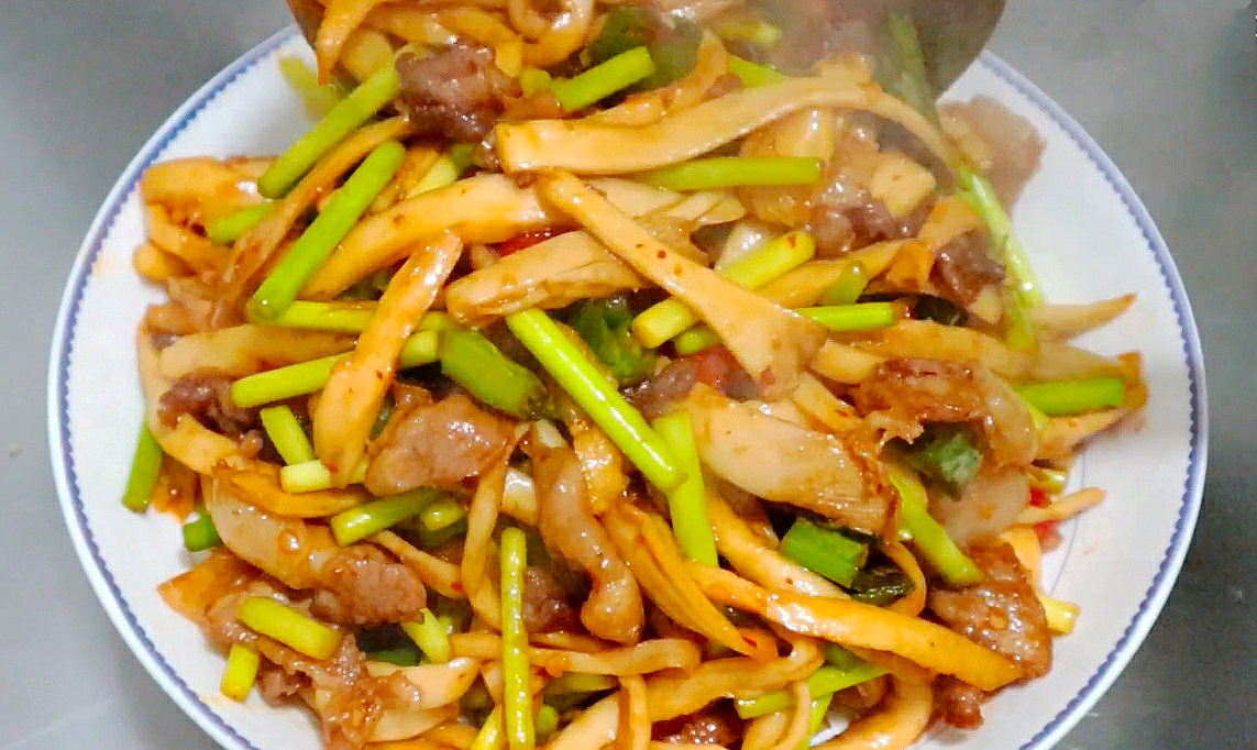 为什么饭店炒的杏鲍菇那么好吃？原来做法有诀窍，看完终于学会了