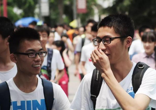 他的高考作文字数不够，难倒了阅卷专家，为何最后却得满分？