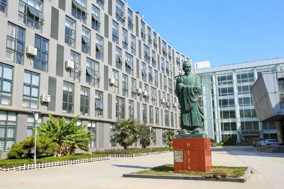 我的母校曲阜师范大学：有光的地方，就有人在学习。