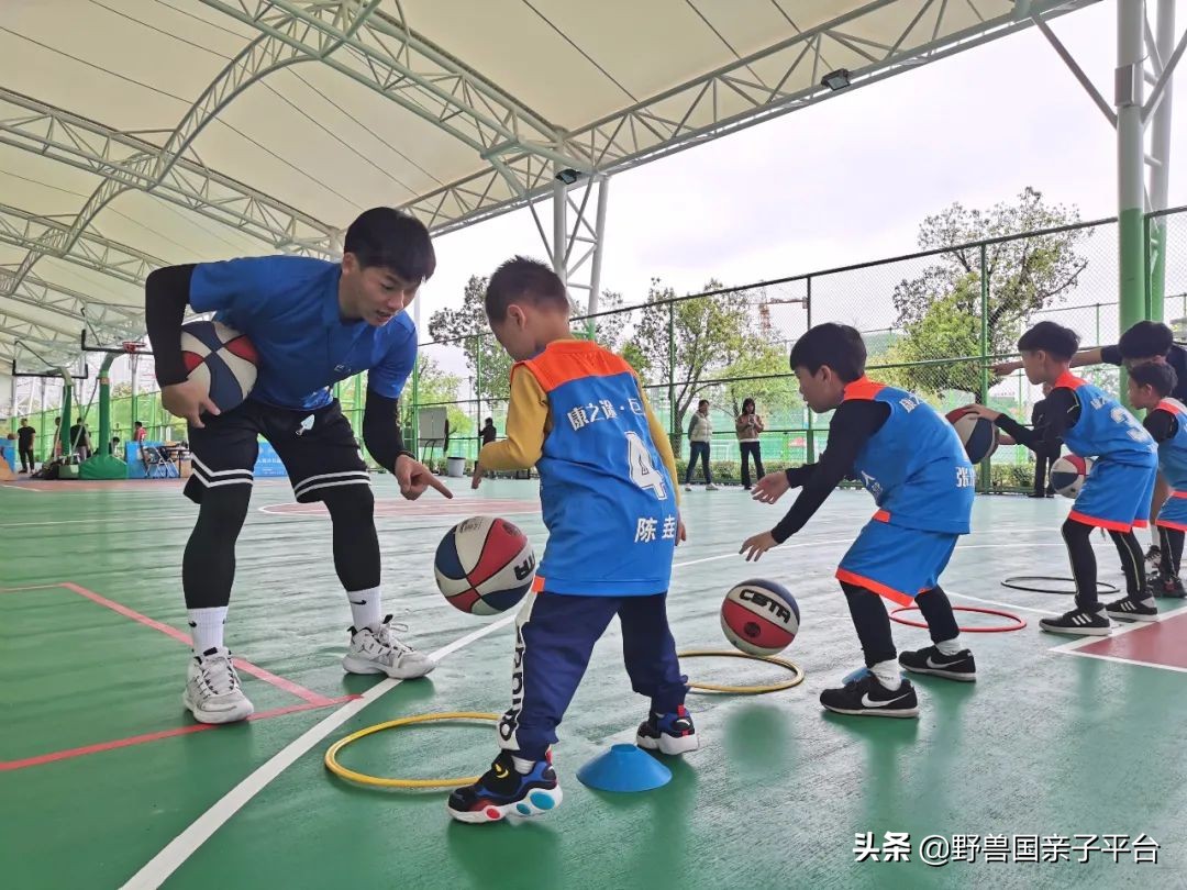 东莞篮球学校招生标准(篮球 网球 足球...当下东莞最热门儿童体育机构，给你列好了)