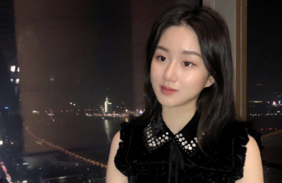 他是“江苏一哥”孟非，曾娶初恋女友为妻，今49岁一家三口超幸福