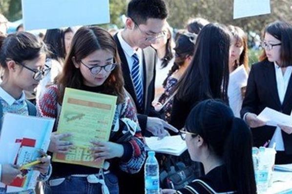 别死盯着公务员了，这些职业比公务员更“吃香”，稳定性高待遇好