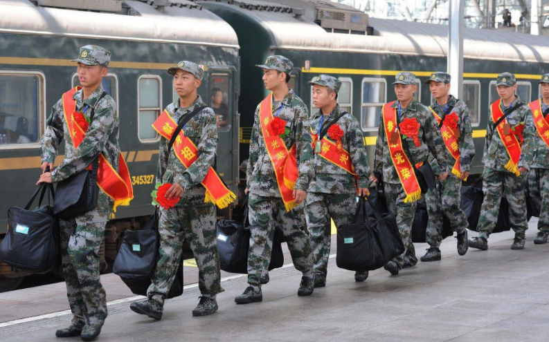 在校大学生迎来好消息，参军有机会保送军校，不过有两个前提条件