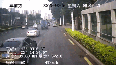 雪弗兰恶意变道，竟害得公交车有人受伤，司机还当场溜之大吉