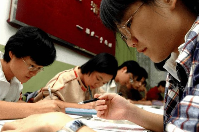 2021高考刚过一本分数线，冲刺还是以保为主？班主任告诉你答案