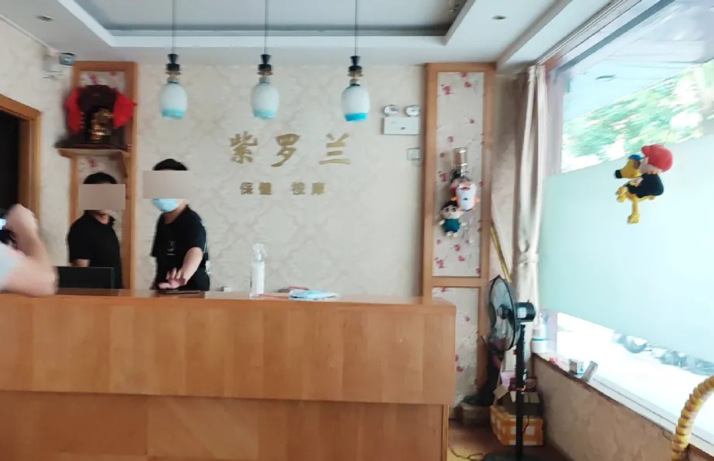 足浴店“技师”给小伙做按摩，邀请做“特殊服务”，走出后门就是桃色交易