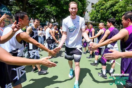 有哪些nba来过泉州(NBA巨星戈登·海沃德登陆福建 特制四果汤征服球迷)