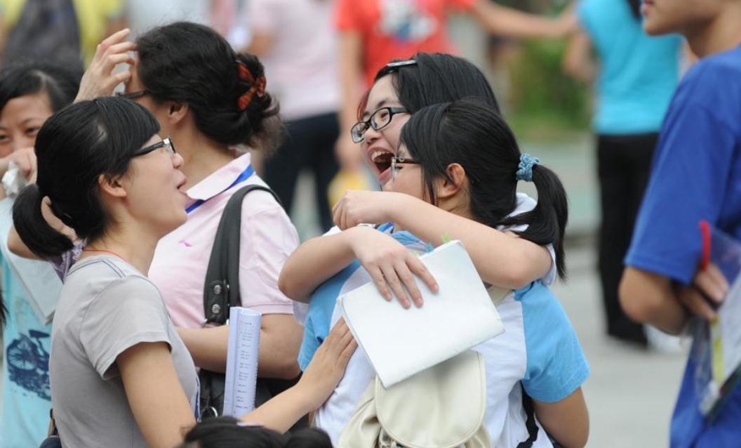 高考状元都出自什么家庭？看到父母的职业明白了，家庭背景不简单