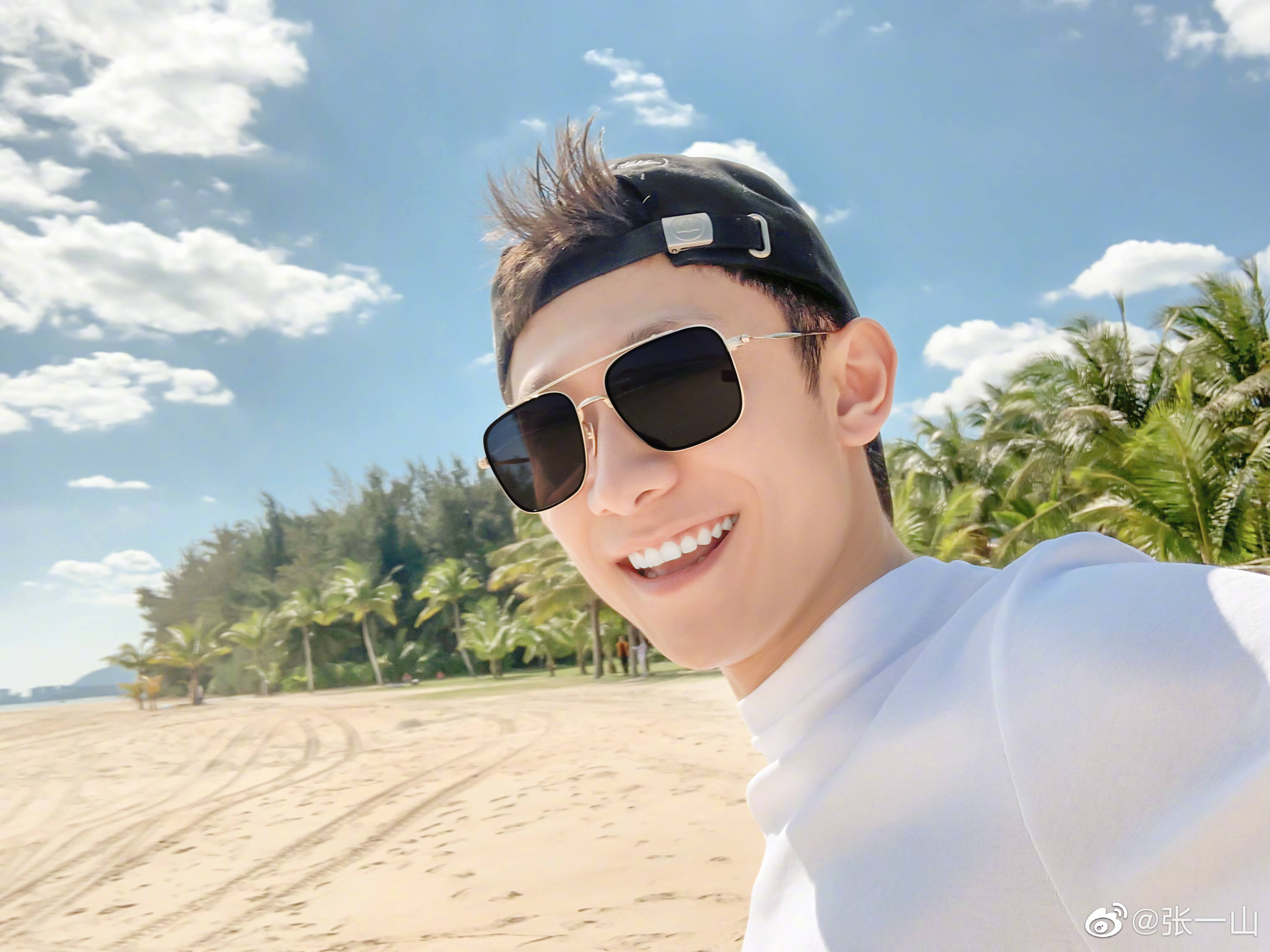 关晓彤微博发文：幸好，曾经的我爱过年少的你