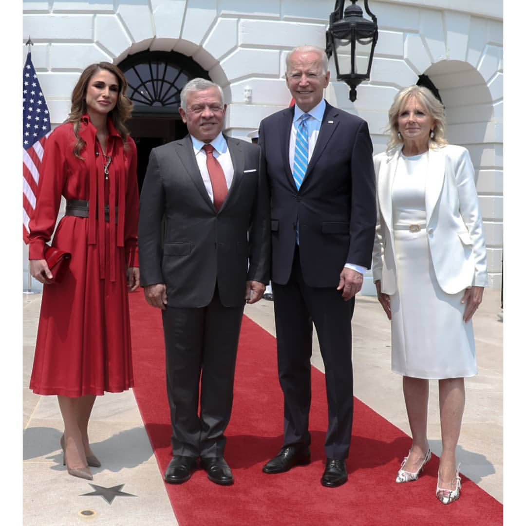美国第一女人，同一个盒子，兰尼亚红色连衣裙是伟大的，自由，解释年度的美丽