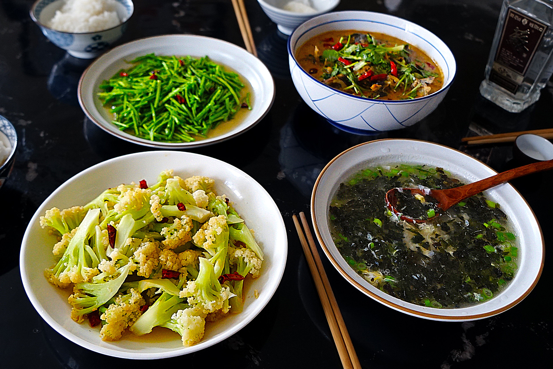 一家人练厨艺,做了一桌午餐,晒到朋友圈火了,网友:有年味了