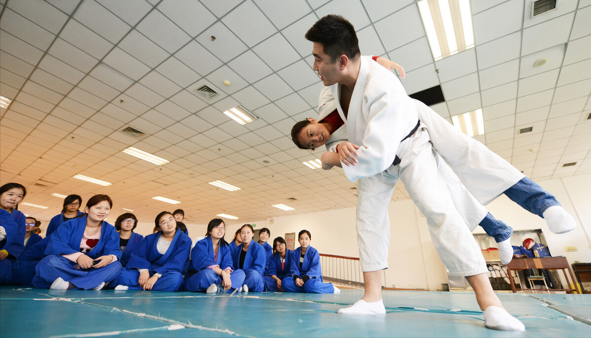 重庆一高校食堂超贴心，为师生开设减脂窗口，不少学生跃跃欲试